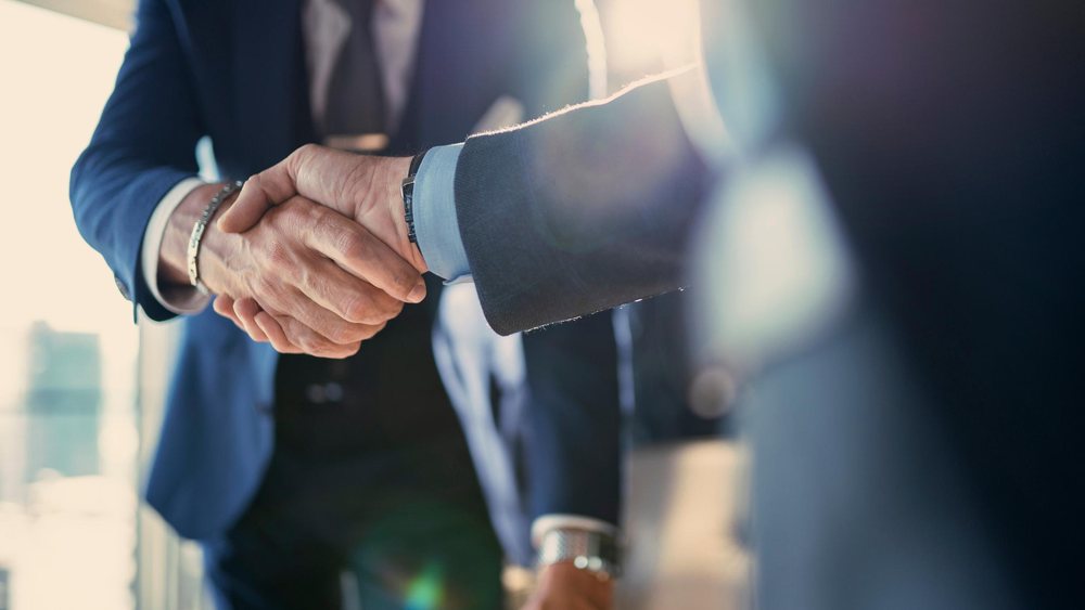 Stretta di mano tra partner industriali